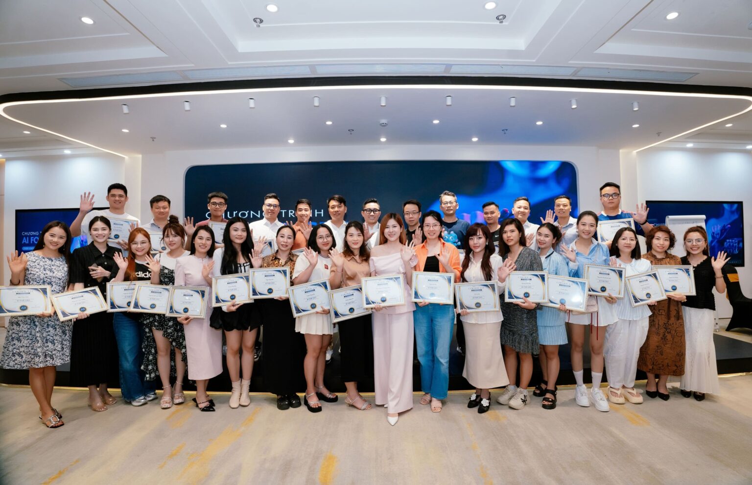 Mentor Nguyễn Tất Kiểm cùng học viên doanh nghiệp